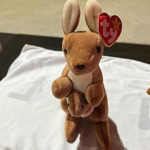 Pouch the kangaroo Ty beanie baby.